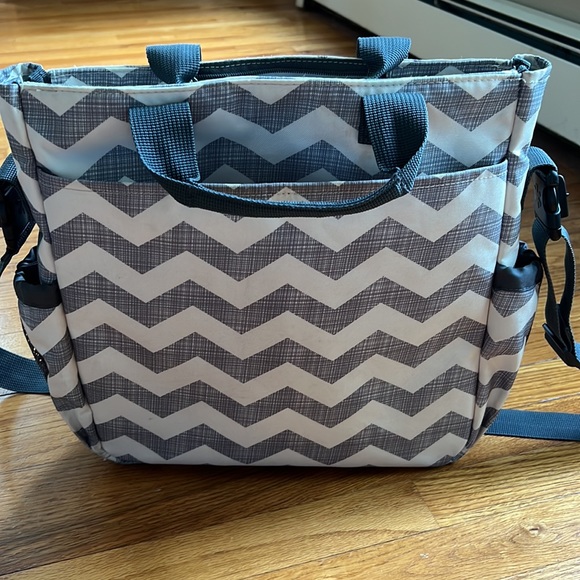 SkipHop crossbody diaper bag or travel bag. Gray and cream chevron design in EUC - Picture 2 of 8